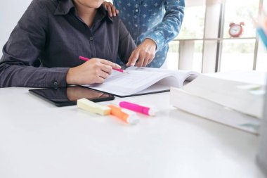 Disappointed, genç öğrenciler kampüs ya da sınıf görüntüler Yardım