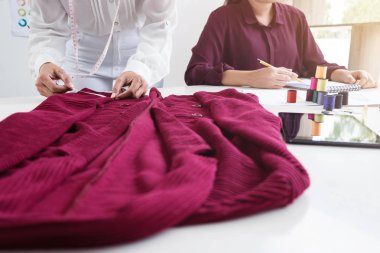 İki genç çalışma terzi veya tasarımcı iş arkadaşı ve discussi