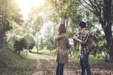 İki genç seyahat etmek sırt çantası ile harita gr rahatlatıcı tutuyorsun