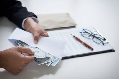 Rüşvet ve yolsuzluk kavramı, rüşvet dolarlık banknot şeklinde