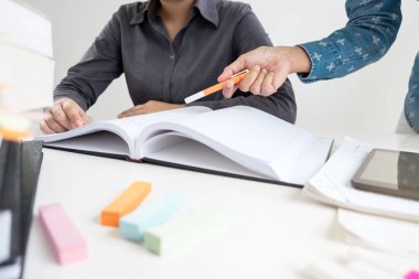 Disappointed, genç öğrenciler kampüs ya da sınıf görüntüler Yardım