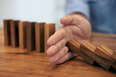 Risk ve strateji iş, iş adamı el Stop yakın