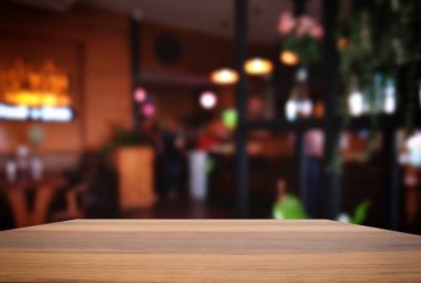 Boş ahşap masa ve bulanık arka plan önünde o soyut