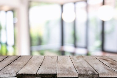 Seçilen odak boş ahşap masa ve abst arka plan bulanık