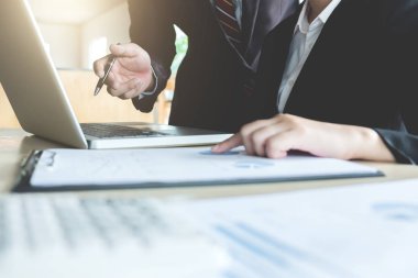 Takım çalışması iş iki arkadaşları analizi ile finansal veriler