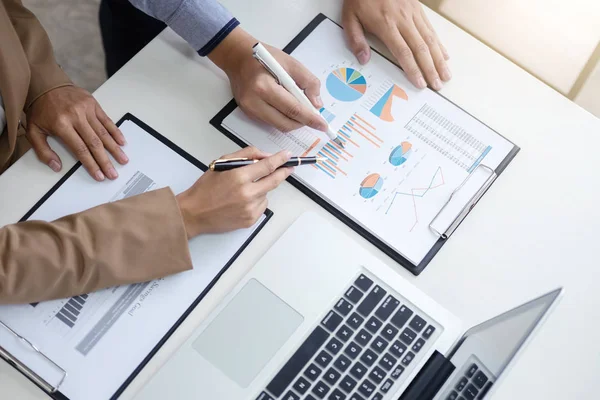 Líder empresarial de confianza, conferencia de reuniones del equipo de negocios en o — Foto de Stock