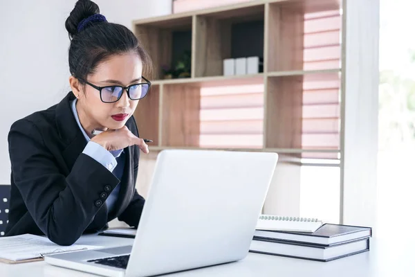 Mujer inteligente mujer de negocios que trabaja en el ordenador portátil, mientras que analysi — Foto de Stock