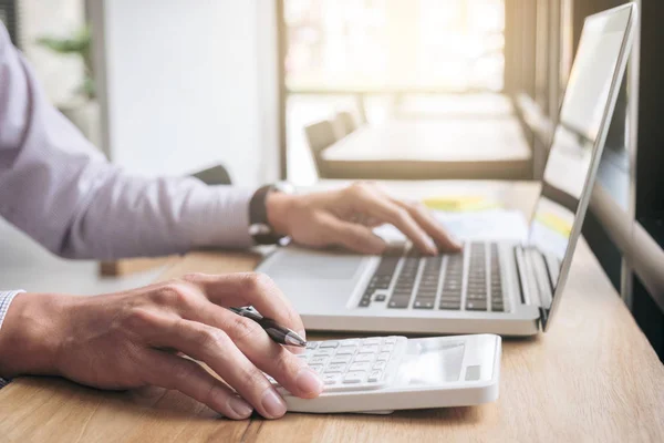 Eleganter Geschäftsmann, der in einem Café an seinem Laptop arbeitet, anal — Stockfoto