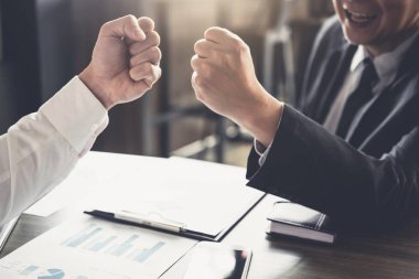 Ekip çalışması yumruk çarpmak için tebrik veren işadamı ortaklık