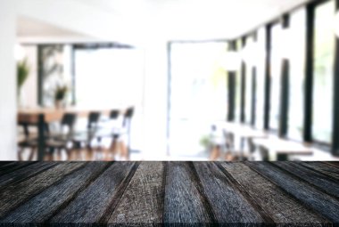 Boş ahşap masa ve bulanık arka plan önünde o soyut