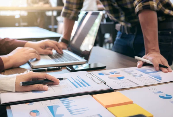 Start-up Geschäftsleute Gruppentreffen, junge kreative Mitarbeiter — Stockfoto