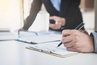 Ekip çalışması işlem, Toplantı ve n için tartışırken iş ortakları