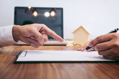 Kendine güvenen adam b ile kredi anlaşması belge sözleşmenin imzalanması