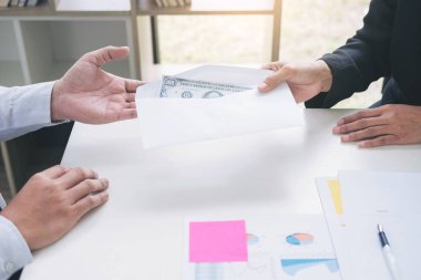 Rüşvet ve yolsuzluk kavramı, rüşvet dolarlık banknot şeklinde