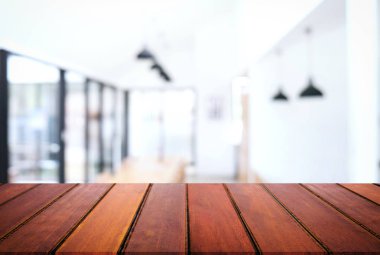 Boş ahşap masa ve bulanık arka plan önünde o soyut