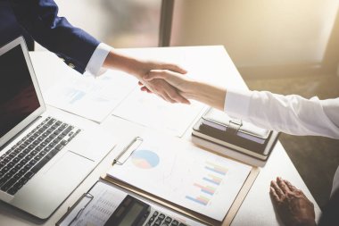 Ekip çalışması süreci, el sıkışma tebrik iş takım görüntüsü. Suc