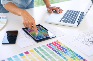Yaratıcı yaratıcılık grafik tasarımcı grafik tablo ile çalışma