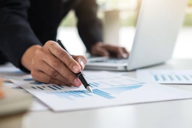 Kadın muhasebeci hesaplamalar ve mali analiz dat grafik