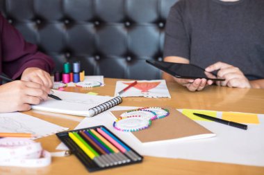 İki genç profesyonel moda tasarımcısı meslektaşları çalışma ve p