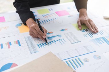 Kadın muhasebeci hesaplamalar ve mali analiz dat grafik