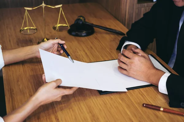 Atendimento ao cliente boa cooperação, Consulta entre um homem l — Fotografia de Stock