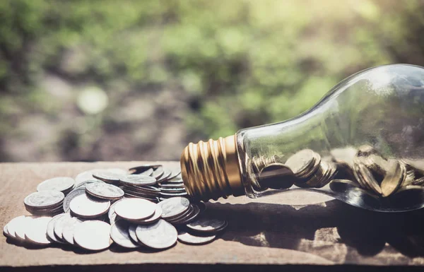 Stapelen munten en geld voor het opslaan, groeiende Coin in glas bottl — Stockfoto