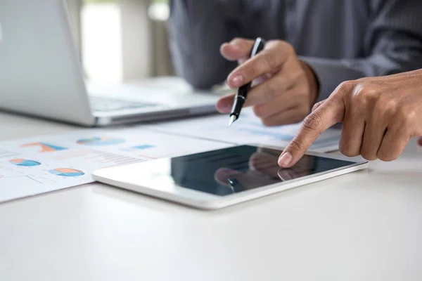 Business team due colleghi che discutono di lavorare con molti docume — Foto Stock