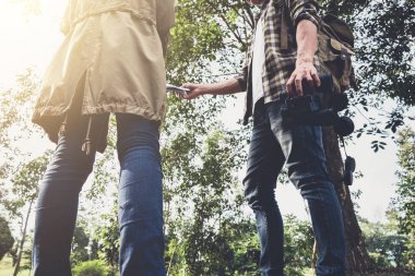 İki genç seyahat etmek sırt çantası ile harita gr rahatlatıcı tutuyorsun