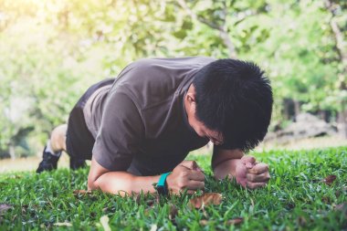 Genç adam g dışında planking yapmaya egzersiz fitness egzersiz