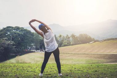 Çekici genç Kas Kadınlar, atletik kadının bazı stret yapması