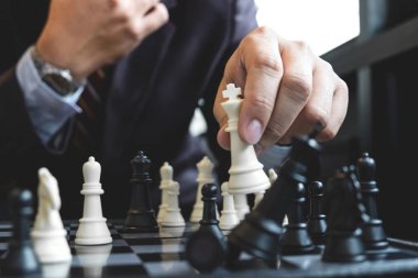 Satranç oynayan eller emin işadamı arkadaşları yakın çekim