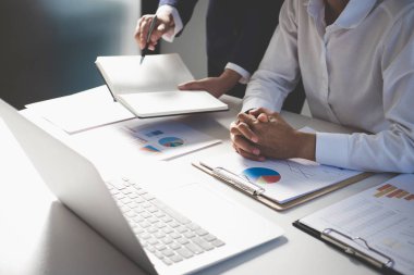 Ortak toplantı ve brifing, iş arkadaşları c ekip çalışması