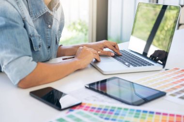 Yaratıcı yaratıcılık grafik tasarımcı grafik tablo ile çalışma