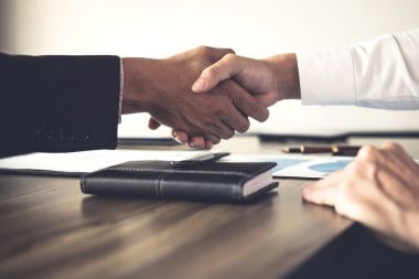 Toplantı ve tebrik kavramı, iki emin iş karşılıklı bir