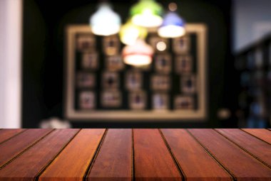 Boş ahşap masa ve bulanık arka plan önünde o soyut