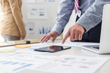 İş takım iki arkadaşları yeni planı mali grafik tartışıyor