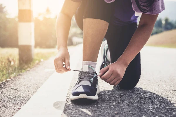 Hälsosam livsstil, löpare kopplingsförbehåll löparskor redo för — Stockfoto