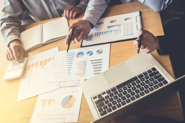 Reunión y saludo, colegas del equipo de negocios discutiendo workin — Foto de Stock