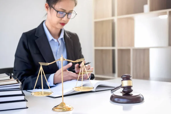 Recht, advies en rechtvaardigheid rechtsbegrip, professionele vrouwelijke lawye — Stockfoto