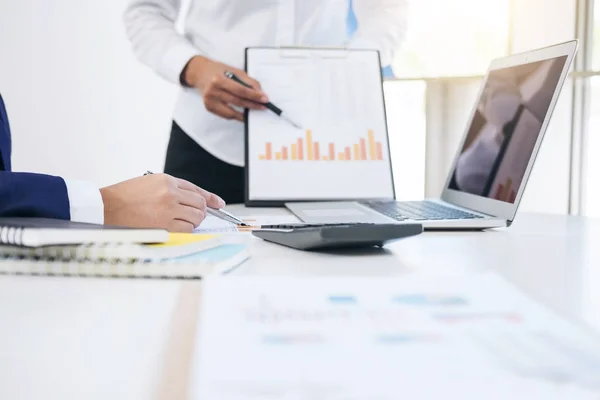 Trabajo en equipo de los colegas de negocios consulta y presentación ne — Foto de Stock