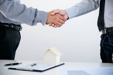 Ev kredisi sigorta kavramı, cus elini sıkarken broker Ajan