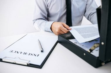 Sigorta kavramı, işadamı bir araba sigortası imzalama