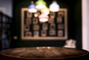 Boş ahşap masa ve bulanık arka plan önünde o soyut