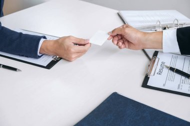 Görüşmeci veya yönetim kurulu bir özgeçmiş iş görüşmesi sırasında kart okuma