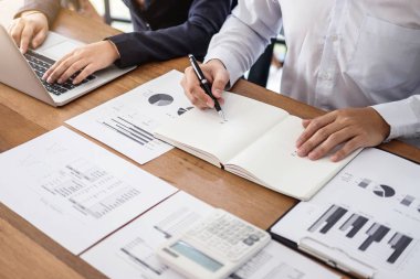 Genç konuşmak kurumsal yeni başlangıç projesi ile çalışma. tartışıyor 