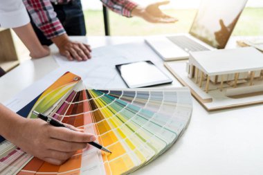 İki genç kadın iç tasarım veya p üzerinde çalışan grafik tasarımcı