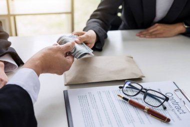 Rüşvet ve yolsuzluk kavramı, rüşvet dolarlık banknot şeklinde