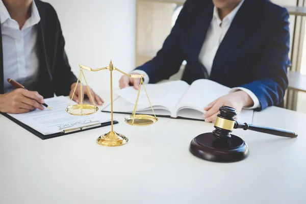 Teamwork van collega's advocaat-, raadplegings- en confere — Stockfoto