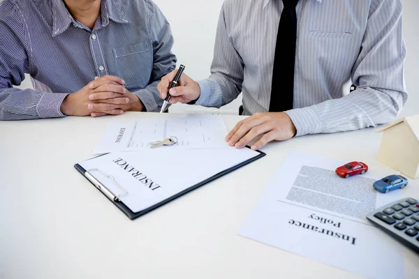 Auto en thuis verzekering concept, makelaar agent presenteren en tegens — Stockfoto