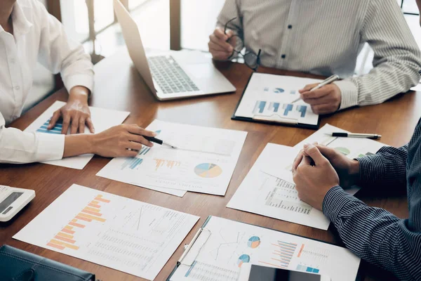 Los colegas del equipo de negocios se reúnen con profesionales de la conferencia — Foto de Stock